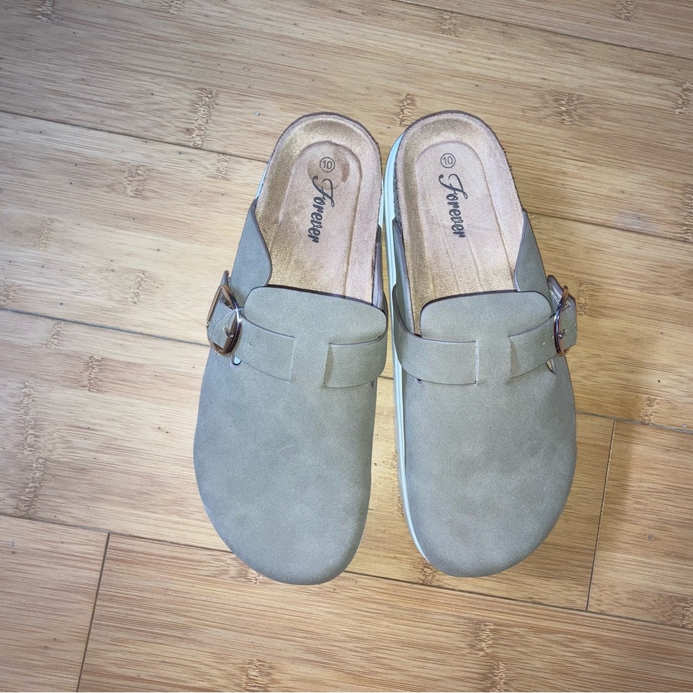 NWT Women’s Size 10 Brown & Cream Buckle Clogs Shoes